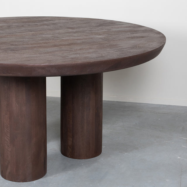 LABEL51 Eetkamertafel Olly - Espresso - Mangohout - 150x150 cm van LABEL51 – Luxe comfort op maat van PureWonen. Vraag naar de beste prijs.
