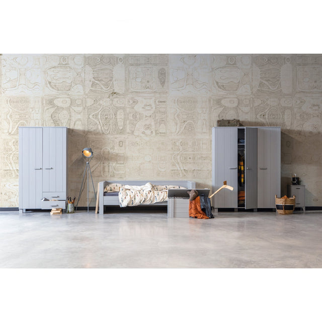 Dennis 3 Deurs Kast Grenen Betongrijs Geborsteld [Fsc] van WOOOD – Luxe comfort op maat van PureWonen. Vraag naar de beste prijs.