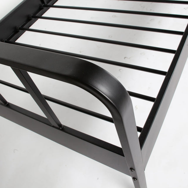 Mees Bed Metaal Zwart 90x200 Cm van WOOOD – Luxe comfort op maat van PureWonen. Vraag naar de beste prijs.