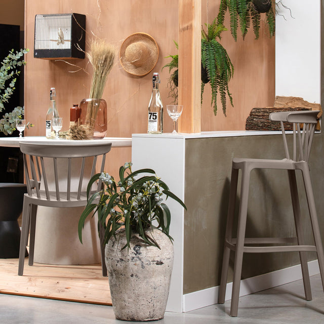 BLISS BARSTOEL BUITEN KUNSTSTOF TAUPE van WOOOD – Luxe comfort op maat van PureWonen. Vraag naar de beste prijs.