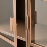 Ronja Vitrinekast Xl Metaal Military Brown van WOOOD – Luxe comfort op maat van PureWonen. Vraag naar de beste prijs.