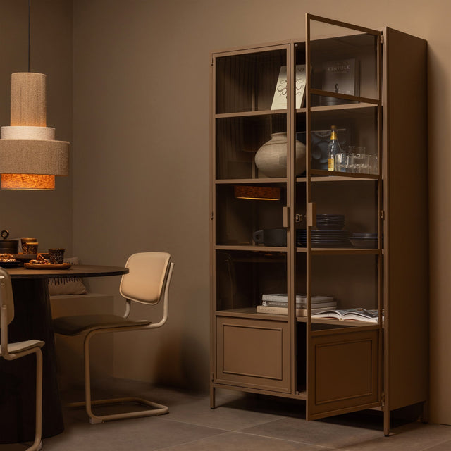 Ronja Vitrinekast Xl Metaal Military Brown van WOOOD – Luxe comfort op maat van PureWonen. Vraag naar de beste prijs.