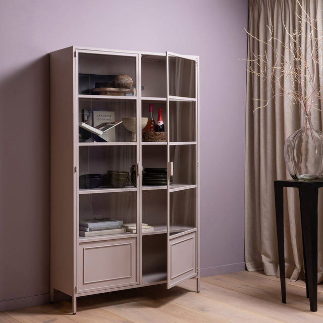 Ronja Vitrinekast Xl Metaal Soft Pink van WOOOD – Luxe comfort op maat van PureWonen. Vraag naar de beste prijs.