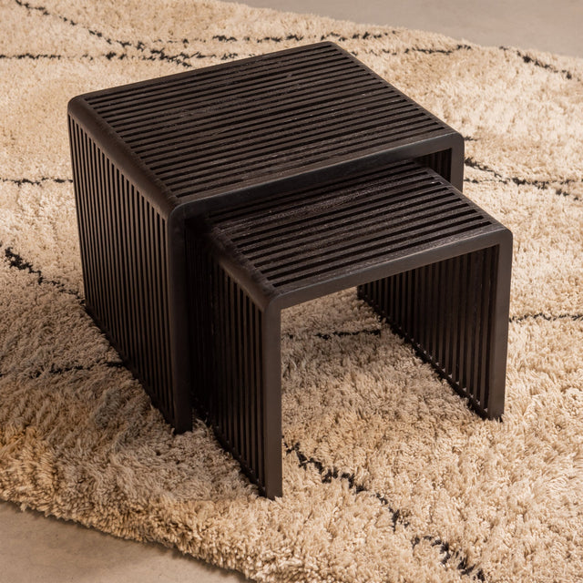 Set V 2 Willa Bijzettafels Recycled Teak Zwart van WOOOD – Luxe comfort op maat van PureWonen. Vraag naar de beste prijs.