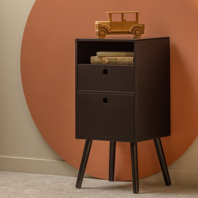Ozzy Nachtkastje Hoog Hout Zwart van WOOOD – Luxe comfort op maat van PureWonen. Vraag naar de beste prijs.