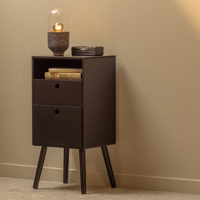 Ozzy Nachtkastje Hoog Hout Zwart van WOOOD – Luxe comfort op maat van PureWonen. Vraag naar de beste prijs.