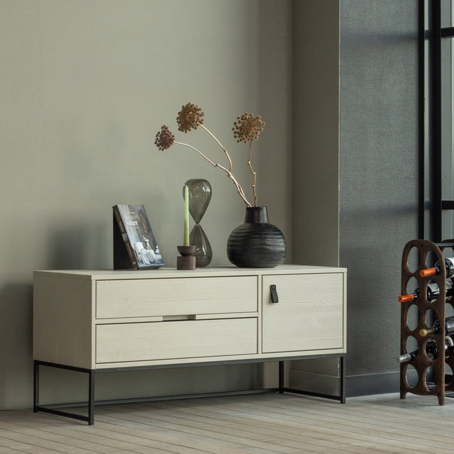 Silas Tv Meubel 120 Cm Grenen Dust [Fsc] van WOOOD – Luxe comfort op maat van PureWonen. Vraag naar de beste prijs.