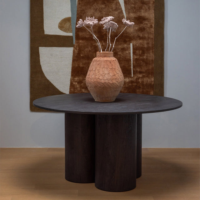 Oona Eettafel Rond Met 3 Poot Mdf Donkerbruin O140 Cm van WOOOD – Luxe comfort op maat van PureWonen. Vraag naar de beste prijs.
