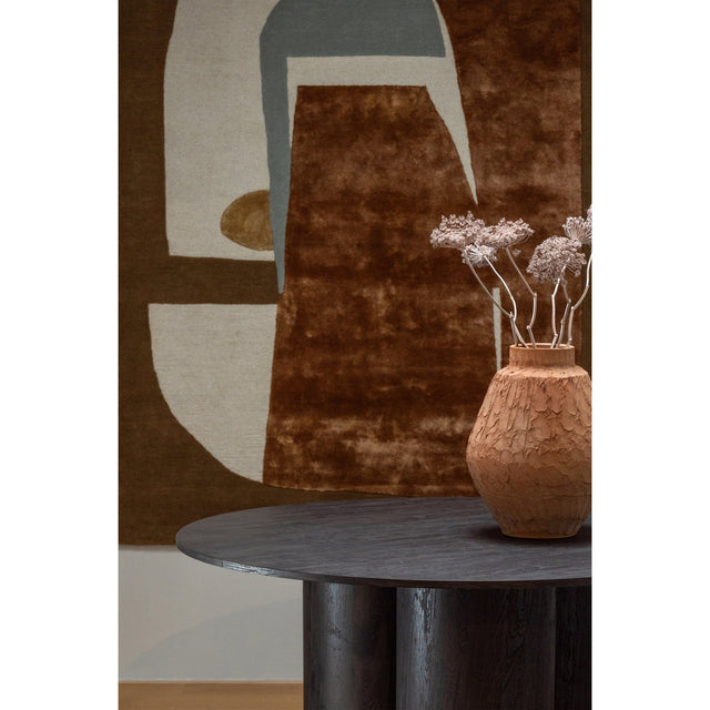 Oona Eettafel Rond Met 3 Poot Mdf Donkerbruin O140 Cm van WOOOD – Luxe comfort op maat van PureWonen. Vraag naar de beste prijs.