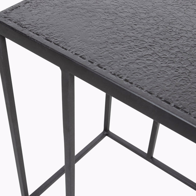 Febe Bijzettafel Buiten U Vorm Metaal Zwart van WOOOD – Luxe comfort op maat van PureWonen. Vraag naar de beste prijs.