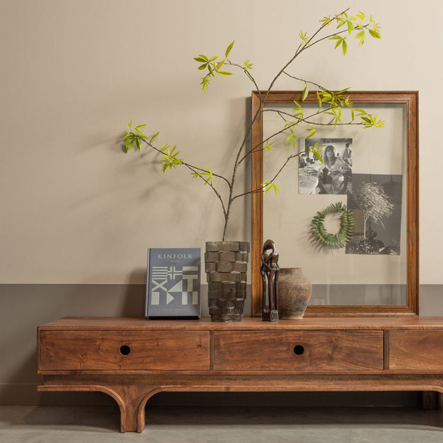 Staes Tv Meubel 3 Lades Mango Hout Walnoot van WOOOD – Luxe comfort op maat van PureWonen. Vraag naar de beste prijs.