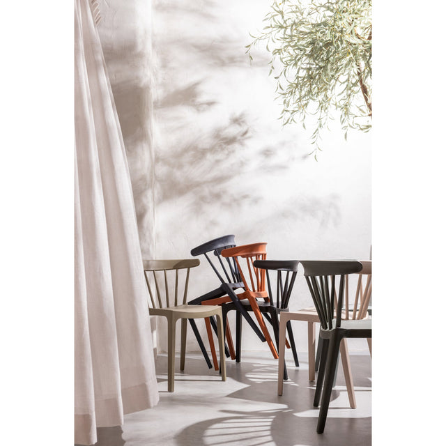 Bliss Tuinstoel Met Spijlen Kunststof Army Groen van WOOOD – Luxe comfort op maat van PureWonen. Vraag naar de beste prijs.