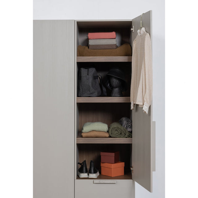 Rens 1 Drs Legkast Greep Lang Noten/Kiezelgrijs [Fsc] van WOOOD – Luxe comfort op maat van PureWonen. Vraag naar de beste prijs.