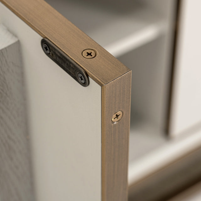 Dressoir Whitebone brass 4-deuren (Verona Grey) van Richmond Interiors – Luxe comfort op maat van PureWonen. Vraag naar de beste prijs.