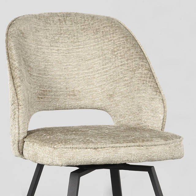 LABEL51 Eetkamerstoel Lewis - Beige - Fluweel van LABEL51 – Luxe comfort op maat van PureWonen. Vraag naar de beste prijs.