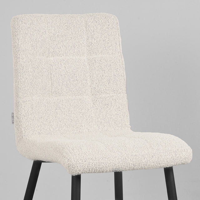 LABEL51 Eetkamerstoel Sam - Wit - Boucle van LABEL51 – Luxe comfort op maat van PureWonen. Vraag naar de beste prijs.