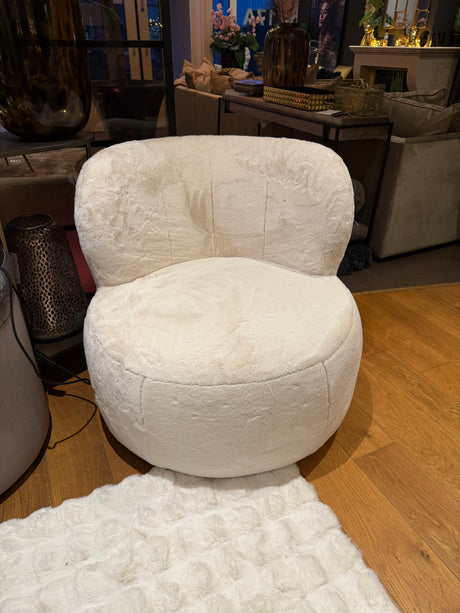 Fauteuil Faux Fur beige. van PureWonen – Luxe comfort op maat van PureWonen. Vraag naar de beste prijs.