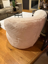 Fauteuil Faux Fur beige. van PureWonen – Luxe comfort op maat van PureWonen. Vraag naar de beste prijs.