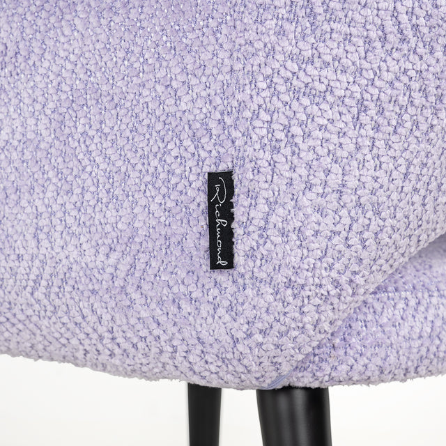 Stoel Giovanna lovely lavender (Be lovely 95 lavender) van Richmond Interiors – Luxe comfort op maat van PureWonen. Vraag naar de beste prijs.