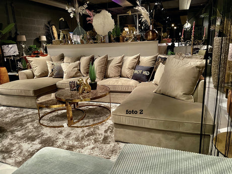 Hoek bank zoals op de foto stof juke KHAKI 51 van PureWonen – Luxe comfort op maat van PureWonen. Vraag naar de beste prijs.